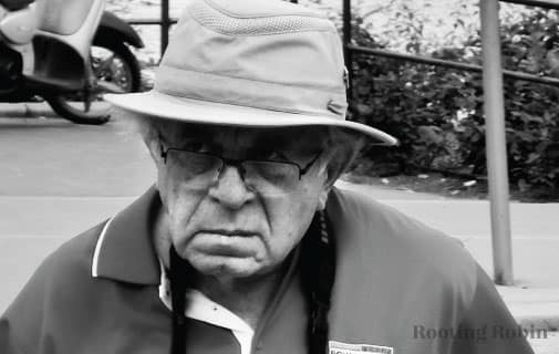 Човешкият ум е недоволно старче. Изображение на начумерен възрастен мъж